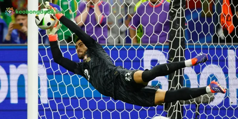 1 đội bóng đá khi ra sân thi đấu gồm 11 người