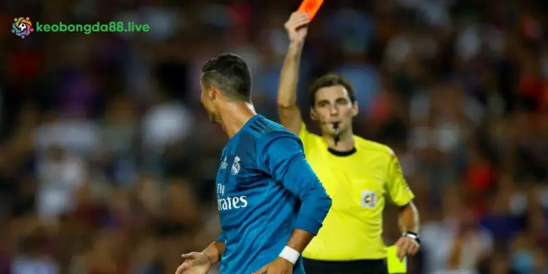 Lỗi dính thẻ vàng và thẻ đỏ khác nhau thế nào