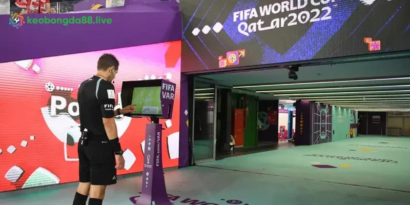 Tình huống trong bóng đá áp dụng var là gì? cách hoạt động